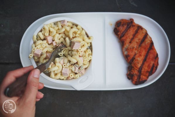 Nudelsalat Rezept – Einfach, schnell & perfekt für jede Grillparty 4 image 3 7 7 1 | Heute gibt’s mal wieder ein Traditionsrezept bei uns. Tradition aus dem Grund, weil Sascha’s Mama Moni fast zu jeder Grillparty ihren Nudelsalat machen muss. Glaubt jetzt nicht, es kommen irgend welche verrückten Zutaten, die den Salat so besonders machen. Überhaupt nicht. Aber trotzdem ist der ein absolutes Muss, wenn wir uns zum Grillen treffen.