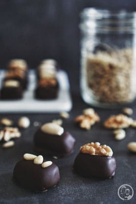 Marzipan-Pralinen 4 image 3 8 5 | Es gibt eine süße Leidenschaft, die wir beide vermutlich schon immer miteinander teilen: Pralinen. Grundsätzlich in jeder Variation. Sascha ist da zwar mehr der Nougat-Typ. Und Torsten? Klar … wer hätte das nicht gleich gedacht, alle Sorten, die mit einem Geist aromatisiert sind.