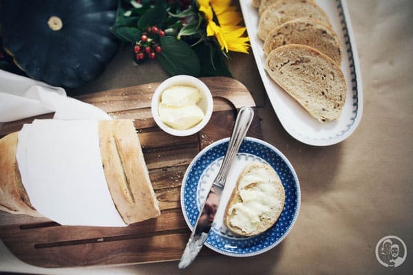 Zwiebel-Speck-Brot 3 image 3 9 9 9 | Mit unserem heutigen Rezept läuten wir leider schon das nahende Ende unseres Herbstdinners ein, das wir zusammen mit Theres und Benni von Gernekochen zubereitet haben, denn am Sonntag sind die beiden schon mit ihrem sensationell leckeren Dessert dran. Das dürft ihr euch auf keinen Fall entgehen lassen. Verraten wird natürlich noch nichts ;-).