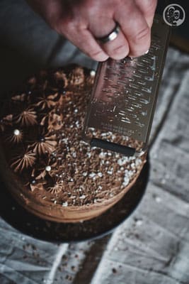 image 4 0 4 5 | Habt ihr eigentlich an Muttertag gedacht? Ok. Klar ist, dass den Müttern eh mehr zusteht, als ein Strauß Blumen der ein kleines Geschenk an einem Tag im Jahr, aber dennoch ist bald Muttertag und da haben wir uns gedacht, dass ein perfektes Geschenk eine kleine Torte wäre, die ganz bestimmt jeder von euch zubereiten kann und mit der ihr bei euren Müttern auf jeden Fall goldrichtig liegt ..!
