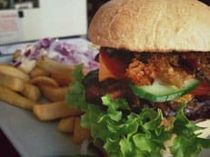 Südstadt-Burger / Köln 3 image 4 0 8 5 8 | Der letzte Teil unseres Burger-Contest war wieder in der Südstadt. Diesmal haben wir den Südstadt-Burger in der Merowinger ausprobiert.
