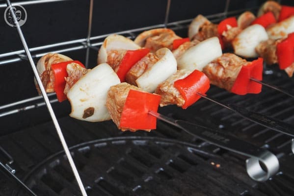 image 4 4 6 1 | Heute geht es weiter mit den leckeren Köstlichkeiten, die wir zusammen mit den Gernekochens und Onkel Kethe bei unserem BBQ-Dinner gezaubert haben. Wir hoffen, dass wir euch mit unserem Grillbeitrag eine schöne Idee geben können, die ihr das nächste Mal, wenn ihr den Grill anwerft, machen könnt.&nbsp;Manchmal ist es ja so, dass es Klassiker gibt, die man irgendwie aus den Augen verliert. So ist es auch mit diesem so leckeren Grillgericht, das wir in den letzten Jahren überhaupt nicht mehr auf dem Schirm hatten - Schaschlikspieße!