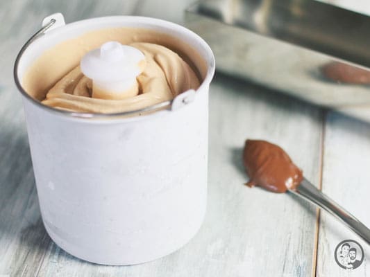 Nougateiscreme mit Nutella 3 image 4 5 2 | Das Rezept für die dritte Eissorte, die wir der Emma zum testen gegeben haben, hat sich eigentlich von ganz alleine erklärt. Wir sind große Fans von Nussnougatcreme. Wir haben allerdings so gut, wie nie ein Glas von dem leckeren Brotaufstrich zu Hause. Und das ist auch gut so!!
