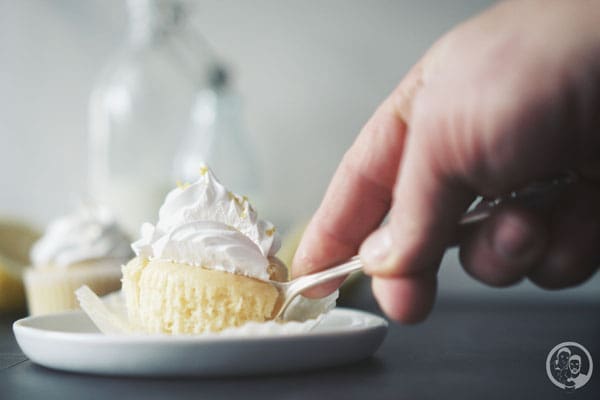 Zitronencupcakes 5 image 4 7 3 4 | Als wir damit angefangen haben, für Freunde unsere Rezepte aufzuschreiben und uns dann später überlegten, wir könnten diese Rezepte ja auch an viel mehr Leser weiter geben, waren sehr viele davon gebackene Leckereien. Cupcakes, Kuchen oder auch Torten. Das aller erste, das wir überhaupt gezeigt haben, waren unsere Schokocupcakes mit Erdbeer- und Vanilletopping (verrückt, wie wir damals unsere Rezepte geschrieben haben ...!).