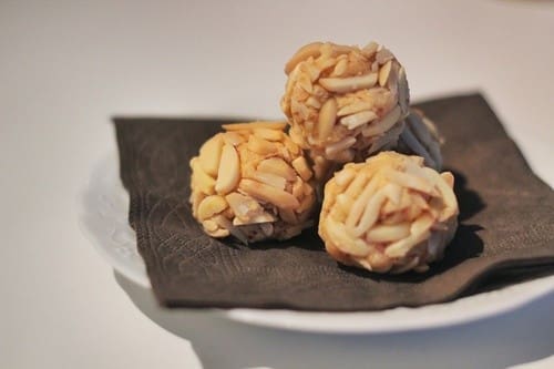 image 4 9 2 | Paneletts 450 g Süßkartoffeln500 g gemahlene Mandeln500 g ZuckerAbrieb einer Zitrone500 g Mandelspitter oder Pinienkerne Kocht zunächst die Süßkartoffel mit Schale weich. Schält, zerdrückt sie mit einer Gabel und lasst sie etwas abkühlen.In der Zwischenzeit vermischt ihr die gemahlenen Mandeln, den Zucker und den Zitronenabrieb und vermischt dies mit dem Süßkartoffelstampf.Lasst nun die Masse für etwa 1/2 Stunde stehen, damit sich die Zutaten und vor allem die Flüssigkeit der Kartoffel gut verbinden.Stellt einen großen Teller mit den Mandelsplittern/Pinienkernen bereit und formt aus dem Teig ca. 70-80 Bällchen und ummantelt sie mit den Splittern. Legt sie auf mit Backpapier ausgelegte Bleche und heizt den Ofen auf 180°C (160°C Umluft) vor.Backt die Panellets nun für ca. 10 Minuten und lasst sie jeweils auf dem Backblech für ca. 10 Minuten auskühlen, bevor ihr sie auf ein Gitter zum endgültigen Auskühlen legt. Passt auf, denn die Panellets sind nach dem Backen noch sehr weich und können schnell zerbrechen.Die Konsistenz innen bleibt sehr weich, aber das muss auch so sein!Das ist nun eins unserer absoluten Favoritenin der Weihnachtsbäckerei … Probiert sie doch auch einfach einmal aus und berichtet uns, wie sie euch geschmeckt haben.Viel Spaß beim weihnachtlichen Backen wünscht euch euer Torsten.