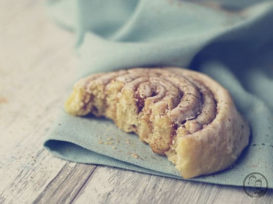 image 5 1 1 9 | Es ist endlich soweit! Vor 2 Wochen haben wir euch ein Foto auf Instagram gezeigt, bei dem Torsten wieder mal als "Handmodel" einen Teig bearbeitet hat. Heute gibt's die Auflösung, was wir leckeres gebacken haben. Glaubt jetzt aber nicht, dass schon Weihnachten ist, denn wenn ihr unser Rezept lest, dann duftet es bei euch auch sowas von nach Zimt, dass ihr vermutlich sofort an diese Zeit denkt.