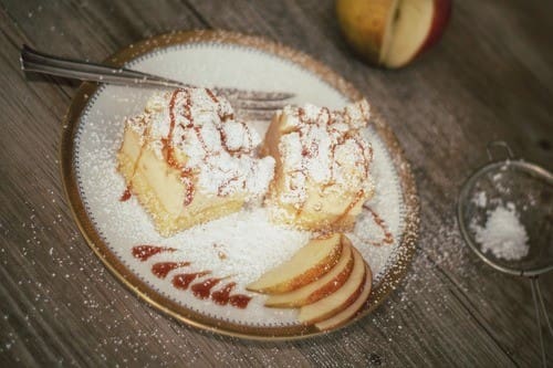 image 5 7 9 | Wenn uns eine Sache verbindet, dann ist es der Sonntagnachmittag mit Kaffee, Kuchen und der Frage: „Wer schneidet an?“ Aus genau dieser Liebe ist über die Jahre eine ziemlich große Sammlung geworden – mal schnell vom Blech, mal sonntäglich aus der Springform, mal nach einem Rezept, das schon Oma Lore in ihrer Kölner Küche gebacken hat.