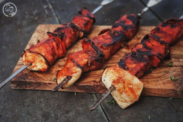 image 5 9 5 9 | Heute geht es weiter mit den leckeren Köstlichkeiten, die wir zusammen mit den Gernekochens und Onkel Kethe bei unserem BBQ-Dinner gezaubert haben. Wir hoffen, dass wir euch mit unserem Grillbeitrag eine schöne Idee geben können, die ihr das nächste Mal, wenn ihr den Grill anwerft, machen könnt.&nbsp;Manchmal ist es ja so, dass es Klassiker gibt, die man irgendwie aus den Augen verliert. So ist es auch mit diesem so leckeren Grillgericht, das wir in den letzten Jahren überhaupt nicht mehr auf dem Schirm hatten - Schaschlikspieße!