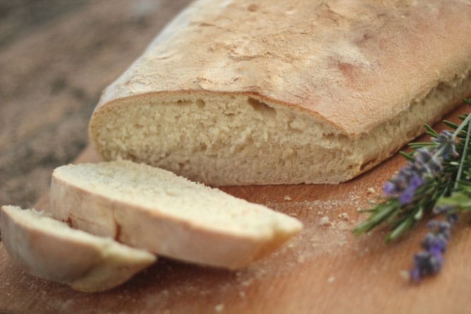 image 6 0 5 | Frisch gebackenes Brot, das noch warm aus dem Ofen kommt – dagegen kommt kein Supermarktbrot an. Mit etwas Übung ist es leichter, als du denkst.