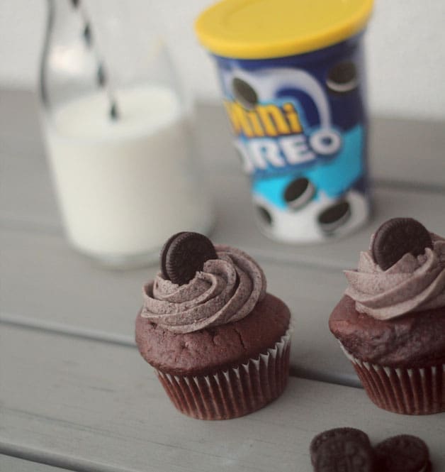 image 6 1 4 | OREO-CUPCAKES 275 g Weizenmehl Type 4052 TL Backpulver1 TL Natron3 EL Kakaopulver1 Ei130 g Zucker80 ml Öl300 ml ButtermilchUND FÜR DAS FROSTING:200 g weiche Butter400 g Puderzucker (gesiebt)8 St. Oreos1 EL Vanille Extrakt12 St. Mini Oreos zum Verzieren Da der Teig sehr schnell zubereitet ist, heizt den Ofen schon einmal auf 180°C Ober-/Unterhitze auf.Vermischt nun die Trockenen Zutaten in einer Schüssel. Gebt nun ein verquirltes Ei, das Öl und die Buttermilch mit zur Mehlmischung und verrührt es mit einem Holzlöffel ordentlich durch. Füllt den Teig nun in das mit Papierförmchen ausgelegte Muffinblech und backt die Törtchen für ca. 15-20 Minuten.Holt sie aus dem Ofen und lasst sie ein paar Minuten im Blech und danach einzeln auf einem Gitter komplett auskühlen.In der Zwischenzeit bereitet ihr das Frosting zu. Schlagt dafür die Butter schön schaumig und gebt nach und nach den Puderzucker unter Rühren hinzu. Zerbröselt nun die Oreos entweder in einem Gefrierbeutel oder mit Hilfe eines Mixers und gebt die Brösel sowie den Vanilleextrakt mit unter die Buttermischung.Sobald die Cupcakes völlig ausgekühlt sind, gebt ihr das Frosting in einen Spritzbeutel und verziert diese z.B. mit einer Sterntülle. Zum Schluss setzt ihr noch ein Mini-Oreo oben in das Topping und die leckeren Cupcakes können euch aus den Fingern gerissen werden ?