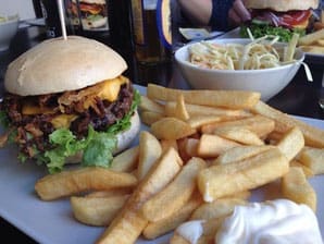 Südstadt-Burger / Köln 1 image 6 2 2 4 | Der letzte Teil unseres Burger-Contest war wieder in der Südstadt. Diesmal haben wir den Südstadt-Burger in der Merowinger ausprobiert.