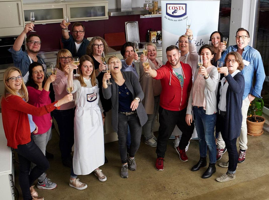 image 6 2 7 8 | Vor einigen Wochen waren wir zusammen mit anderen lieben Bloggerkollegen nach Hamburg eingeladen, um an der COSTA Garnelen-Schule teilzunehmen. Wir trafen uns im Fotostudio Diercks, in dem das Event veranstaltet wurde. Wir haben an diesem Tag wirklich viel über nachhaltiges Fischen erfahren, aber besonders toll waren die Infos zum Thema Bewegtbild.
