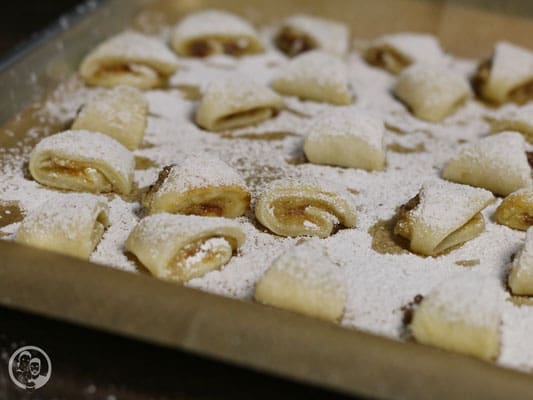 Bratapfel-Marzipan-Triange 3 image 6 4 0 | Die meisten von euch haben bestimmt mitbekommen, dass wir bei der Kenwood Küchenparty 2.0 als Gastgeber im Kölner Raum dabei sein dürfen. Das macht einen riesigen Spaß, denn 1 Mal im Monat 6 nette (und bis dahin) unbekannte Menschen nach Hause einladen zu dürfen, die genauso viel Spaß am Kochen und backen haben, wie wir zwei, das ist einfach eine große Freude für uns.