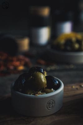 Gewürz-Oliven 3 image 6 5 8 | Vor 2 Wochen durften wir beide, 15 Gästen in einem Gewürz-Kontor bekochen. Wir haben uns als Thema für den Genussabend "Spanischer Abend" überlegt und einige Köstlichkeiten, wie z.B. unsere Albóndigas zubereitet. Aber als Starter sollte auch ein neues Rezept ausprobiert werden. Also haben wir Gewürz-Oliven zubereitet. Hier bringen die tollen Gewürze und fruchtige Orangen- und Zitronenscheiben das Aroma der Oliven zur Höchstleistung.