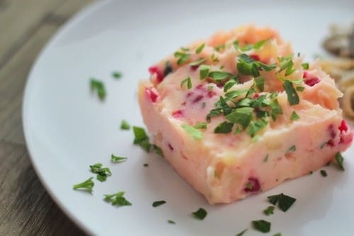 image 6 6 3 | Wir haben ja immer gerne Freunde zu Besuch, diese dann kulinarisch zu verwöhnen und einen richtig schöne Zeit zu haben ist einfach das Schönste. Eine Freundin ist Vegetarierin und natürlich sind wir immer auf der Suche nach einer Alternative für Sie. Gerade in den Herbst- und Wintermonaten wird es auch mal deftiger und daher haben wir etwas gesucht, dass auch mit kräftigem Aromen gut mithalten kann. Ein Sellerieschnitzel ist dafür einfach perfekt und der Rote-Beete Kartoffelstampf ist das i-Tüpfelchen!