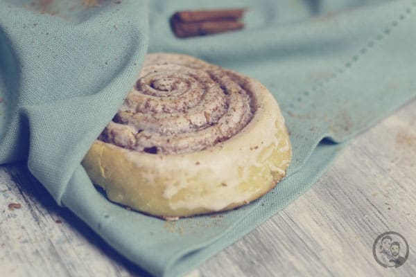 image 6 7 7 | Es ist endlich soweit! Vor 2 Wochen haben wir euch ein Foto auf Instagram gezeigt, bei dem Torsten wieder mal als "Handmodel" einen Teig bearbeitet hat. Heute gibt's die Auflösung, was wir leckeres gebacken haben. Glaubt jetzt aber nicht, dass schon Weihnachten ist, denn wenn ihr unser Rezept lest, dann duftet es bei euch auch sowas von nach Zimt, dass ihr vermutlich sofort an diese Zeit denkt.
