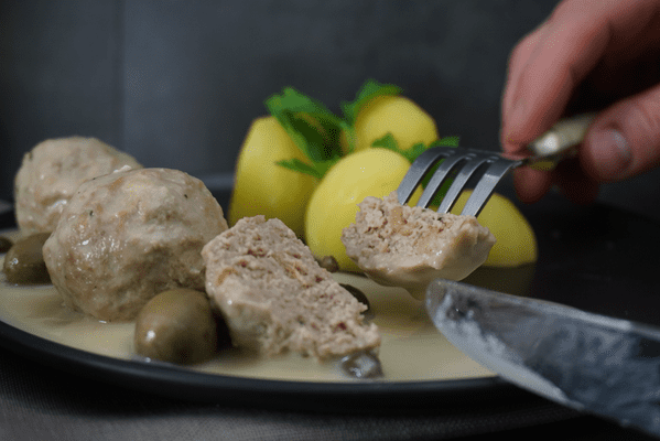 image 6 7 | Als wir mit der Deutschen Bahn unterwegs nach Hamburg waren, um uns einen der Lieferanten für ihr Bordrestaurant anzuschauen, haben wir so einige Gerichte durch probieren dürfen. Eines davon waren Königsberger Klopse. Ein altes Gericht, das bei vielen schon fast in Vergessenheit geraten ist. Auch für Sascha war es schon lange her, das er sie das letzte Mal zu Hause in der Heimat gegessen hatte. Die gute Oma Lore und auch Torstens Mutter hatten sie allerdings hin und wieder mal auf dem Speiseplan. Also blieb uns der Gedanke sogleich im Kopf, sie einmal selber zu kochen.