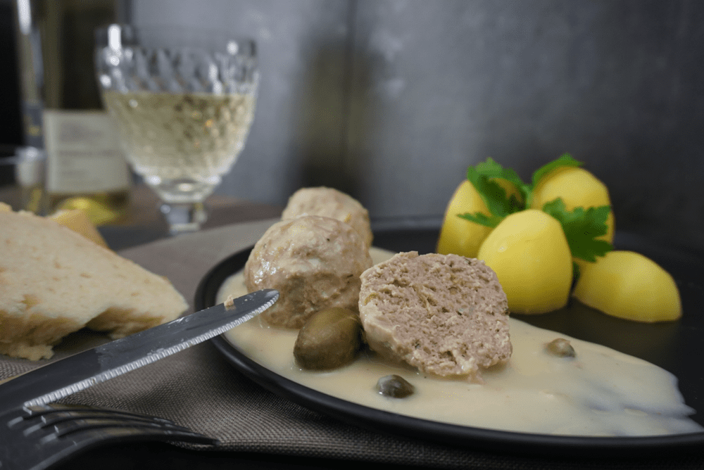 image 6 | Als wir mit der Deutschen Bahn unterwegs nach Hamburg waren, um uns einen der Lieferanten für ihr Bordrestaurant anzuschauen, haben wir so einige Gerichte durch probieren dürfen. Eines davon waren Königsberger Klopse. Ein altes Gericht, das bei vielen schon fast in Vergessenheit geraten ist. Auch für Sascha war es schon lange her, das er sie das letzte Mal zu Hause in der Heimat gegessen hatte. Die gute Oma Lore und auch Torstens Mutter hatten sie allerdings hin und wieder mal auf dem Speiseplan. Also blieb uns der Gedanke sogleich im Kopf, sie einmal selber zu kochen.