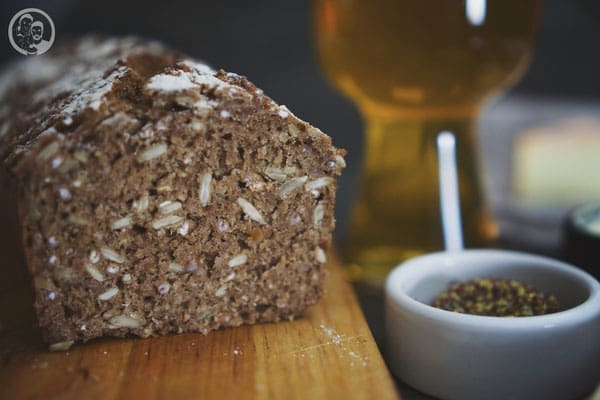 image 7 1 3 3 | Manchmal muss man einfach 3 Mal etwas kochen oder backen, bis wir es schaffen, das Rezept auch auf den Blog zu bekommen. Das lag in diesem Fall auch überhaupt gar nicht daran, dass uns das Brot nicht bei den ersten beiden Malen nicht gelungen wäre … Torstens Arbeitskollege Joschka könnte das jetzt bestätigen, denn der durfte es sofort beim ersten Mal auf dem Weg nach Holland mit leckerem Roastbeef probieren.