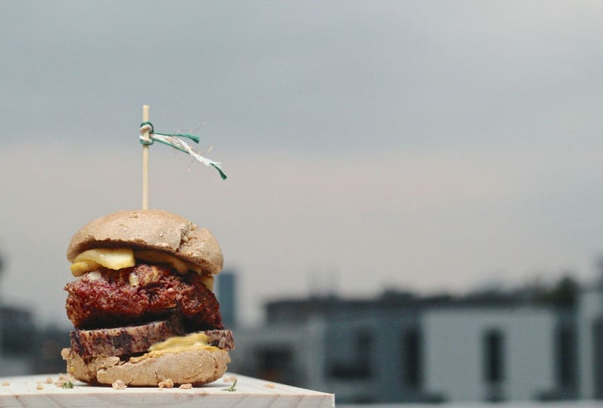 Rheinische Burger 2 image 7 5 4 | Um unsere National-Elf kullinarisch-heimatlich auf ihrem Weg zum Weltmeistertitel 2014 zu unterstützen, haben wir "Das ultimative Burger Grillbuch" zu Rate gezogen.