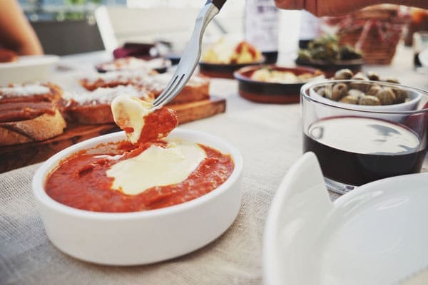 image 7 9 3 9 5 | Da ihr ja wisst, welche Stadt unsere Traumstadt ist, könnt ihr euch auch vorstellen, dass wir Barcelona nicht verlassen können, ohne in eine gute Tapas Bar gegangen zu sein. Es ist einfach immer wieder fantastisch, sich in eine Bar zu setzen und zum Bier oder Wein die ein oder andere Portion der leckeren Tapas zu bestellen und gesellig zu schlemmen.