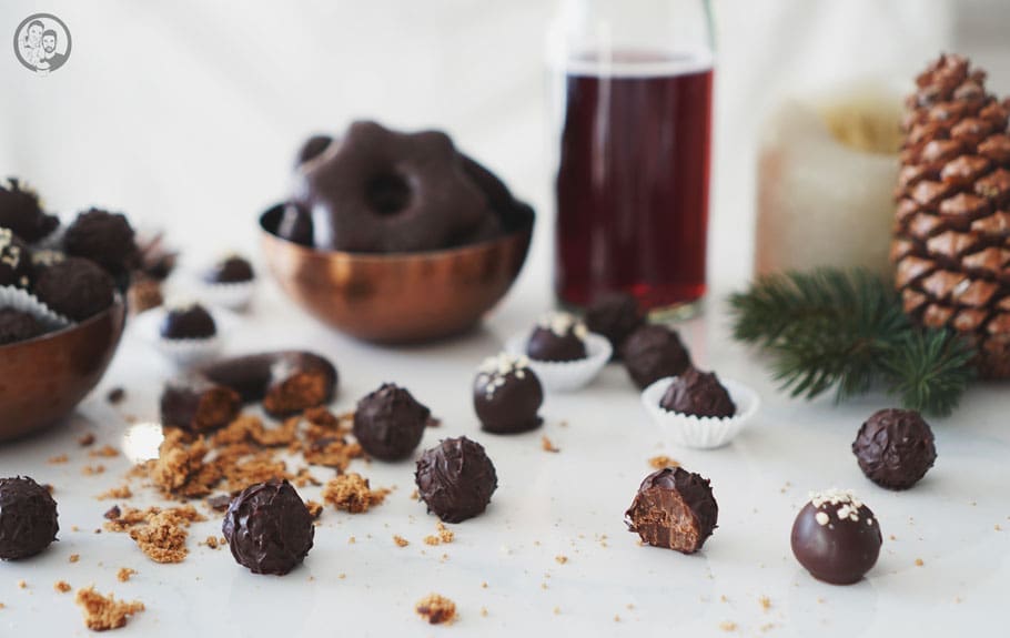 image 7 9 7 3 | Weihnachtsplätzchen Rezepte gehören für uns jedes Jahr fest in die Adventszeit. Ob Vanillekipferl, Zimtsterne oder moderne Varianten. Ohne eine gut gefüllte Weihnachtsbäckerei wäre Weihnachten einfach nicht komplett, oder?! Wenn ihr Weihnachtsplätzchen Rezepte sucht, die schnell gelingen und gleichzeitig nach Kindheit schmecken, dann seid ihr hier richtig. Wir haben euch eine Sammlung zusammengestellt, die sowohl klassische als auch moderne Ideen für eure Weihnachtsbäckerei bereithält.