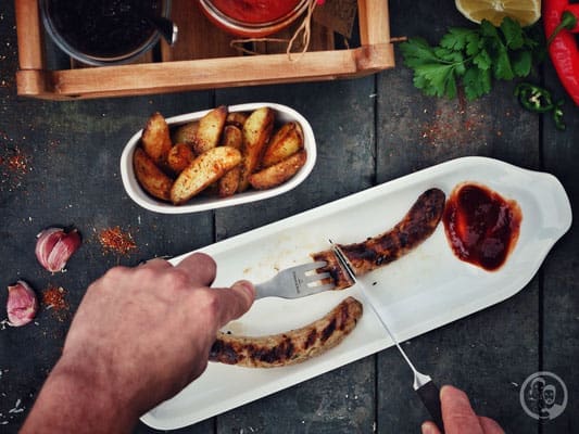 Grillwurst "Asia Style" 4 image 8 0 7 | Was darf bei einem BBQ-Dinner auf gar keinen Fall fehlen? Klar ... Grillwürstchen! Aber kaufen wollten wir natürlich keine, denn wir möchten euch ja zeigen, wie leicht es oft ist, solch leckere Sachen, selber herzustellen.
