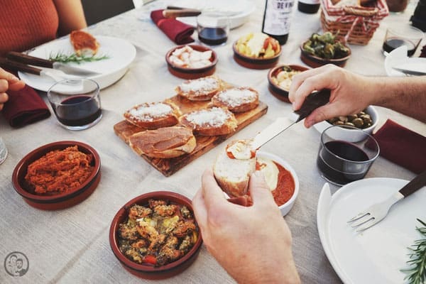 image 8 4 2 6 | Da ihr ja wisst, welche Stadt unsere Traumstadt ist, könnt ihr euch auch vorstellen, dass wir Barcelona nicht verlassen können, ohne in eine gute Tapas Bar gegangen zu sein. Es ist einfach immer wieder fantastisch, sich in eine Bar zu setzen und zum Bier oder Wein die ein oder andere Portion der leckeren Tapas zu bestellen und gesellig zu schlemmen.