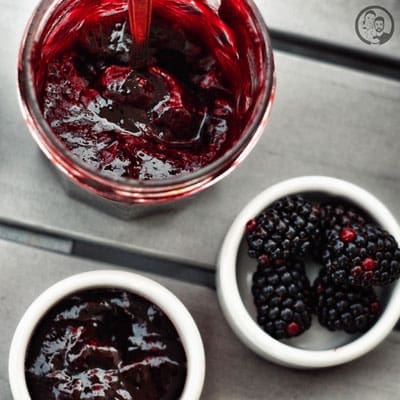 brombeer-balsamico-marmelade 3 image 8 6 | Wir haben uns beim Schreiben unseres Rezeptes und bei der Namensgebung noch einmal mit den verschiedenen Begriffen auseinander gesetzt, wie eine mit Zucker eingekochte Frucht nun wirklich heißen darf, wenn sie im Glas auf den Tisch kommt - und trotzdem haben wir uns darüber hinweg gesetzt, denn schon unsere Groß- und Urgroßmütter haben jede dieser Aufstriche "Marmelade" genannt ..!