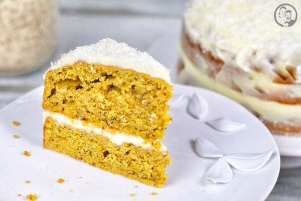 image 8 7 8 | Jeder hat wahrscheinlich&nbsp;so ein paar Rezepte im&nbsp;Repertoire, die man immer und immer wieder&nbsp;macht. Bei uns ist das unter anderem&nbsp;dieser&nbsp;Carrot Cake!&nbsp;Lecker&nbsp;nussig und saftig mit&nbsp;einer feinen Frischkäsecreme ... klingt&nbsp;das nicht schon einfach lecker?! Für Sascha ist die Zubereitung immer eine kleine Qual, da er dank seiner&nbsp;Haselnussallergie den Teig nicht naschen kann und das&nbsp;macht er&nbsp;beim Backen, wie&nbsp;ihr ja wisst, am liebsten :) Ihr könnt euch&nbsp;also denken, wenn wir solche Strapazen auf uns nehmen bei der Zubereitung, dann muss das Endergebnis einfach grandios sein. Versucht es einfach und wir sind uns sicher, ihr werdet ihn auch lieben.