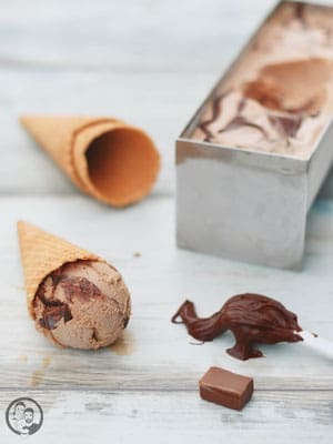 Nougateiscreme mit Nutella 9 image 8 9 2 | Das Rezept für die dritte Eissorte, die wir der Emma zum testen gegeben haben, hat sich eigentlich von ganz alleine erklärt. Wir sind große Fans von Nussnougatcreme. Wir haben allerdings so gut, wie nie ein Glas von dem leckeren Brotaufstrich zu Hause. Und das ist auch gut so!!