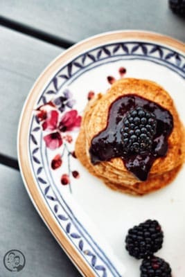 brombeer-balsamico-marmelade 9 image 8 9 3 1 | Wir haben uns beim Schreiben unseres Rezeptes und bei der Namensgebung noch einmal mit den verschiedenen Begriffen auseinander gesetzt, wie eine mit Zucker eingekochte Frucht nun wirklich heißen darf, wenn sie im Glas auf den Tisch kommt - und trotzdem haben wir uns darüber hinweg gesetzt, denn schon unsere Groß- und Urgroßmütter haben jede dieser Aufstriche "Marmelade" genannt ..!