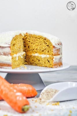 image 8 9 3 3 | Jeder hat wahrscheinlich&nbsp;so ein paar Rezepte im&nbsp;Repertoire, die man immer und immer wieder&nbsp;macht. Bei uns ist das unter anderem&nbsp;dieser&nbsp;Carrot Cake!&nbsp;Lecker&nbsp;nussig und saftig mit&nbsp;einer feinen Frischkäsecreme ... klingt&nbsp;das nicht schon einfach lecker?! Für Sascha ist die Zubereitung immer eine kleine Qual, da er dank seiner&nbsp;Haselnussallergie den Teig nicht naschen kann und das&nbsp;macht er&nbsp;beim Backen, wie&nbsp;ihr ja wisst, am liebsten :) Ihr könnt euch&nbsp;also denken, wenn wir solche Strapazen auf uns nehmen bei der Zubereitung, dann muss das Endergebnis einfach grandios sein. Versucht es einfach und wir sind uns sicher, ihr werdet ihn auch lieben.