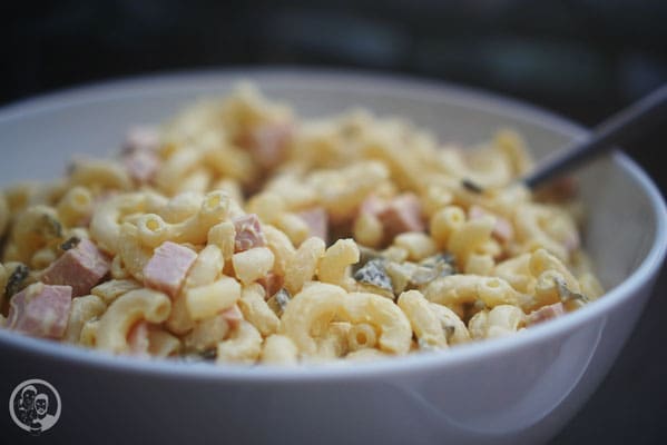 Nudelsalat Rezept – Einfach, schnell & perfekt für jede Grillparty 2 image 9 1 3 1 | Heute gibt’s mal wieder ein Traditionsrezept bei uns. Tradition aus dem Grund, weil Sascha’s Mama Moni fast zu jeder Grillparty ihren Nudelsalat machen muss. Glaubt jetzt nicht, es kommen irgend welche verrückten Zutaten, die den Salat so besonders machen. Überhaupt nicht. Aber trotzdem ist der ein absolutes Muss, wenn wir uns zum Grillen treffen.