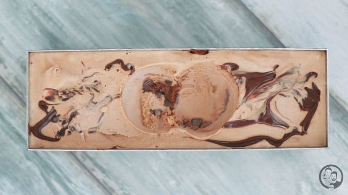 Nougateiscreme mit Nutella 6 image 9 5 9 | Das Rezept für die dritte Eissorte, die wir der Emma zum testen gegeben haben, hat sich eigentlich von ganz alleine erklärt. Wir sind große Fans von Nussnougatcreme. Wir haben allerdings so gut, wie nie ein Glas von dem leckeren Brotaufstrich zu Hause. Und das ist auch gut so!!
