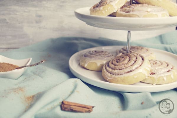 image 9 7 2 7 | Es ist endlich soweit! Vor 2 Wochen haben wir euch ein Foto auf Instagram gezeigt, bei dem Torsten wieder mal als "Handmodel" einen Teig bearbeitet hat. Heute gibt's die Auflösung, was wir leckeres gebacken haben. Glaubt jetzt aber nicht, dass schon Weihnachten ist, denn wenn ihr unser Rezept lest, dann duftet es bei euch auch sowas von nach Zimt, dass ihr vermutlich sofort an diese Zeit denkt.