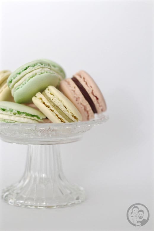 macarons 0 | Zur Hochzeit von unseren Freunden Markus und Eric, haben wir einmal wieder Macarons gebacken. Und ganz ehrlich, obwohl wir uns nach&nbsp;unseren allerersten Macarons gefragt hatten, "Warum sagen alle, dass das so schwierig ist?", hatten wir jedes Mal unsere Problemchen, diese leckeren kleinen Dinger so hinzubekommen, wie beim ersten Mal.
