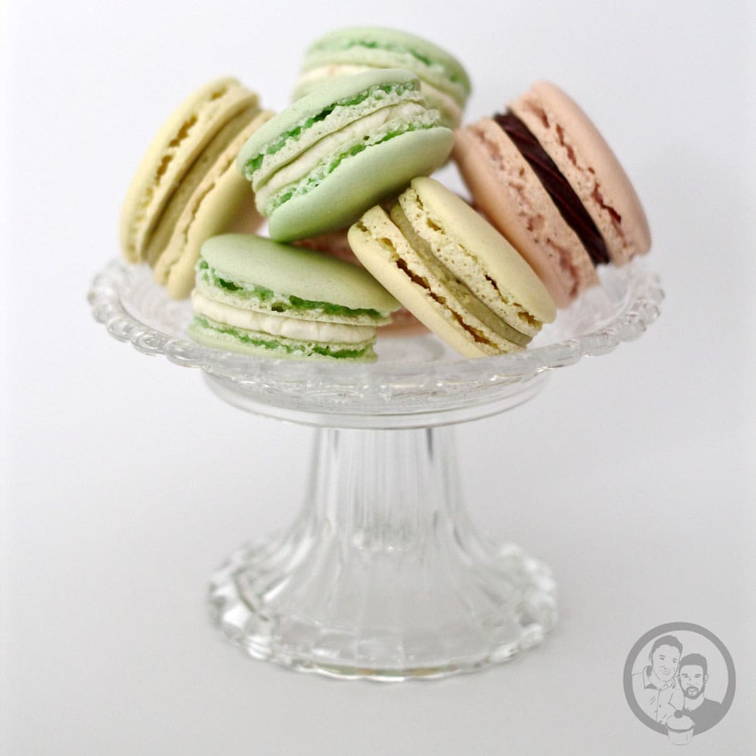 macarons 1 | Zur Hochzeit von unseren Freunden Markus und Eric, haben wir einmal wieder Macarons gebacken. Und ganz ehrlich, obwohl wir uns nach&nbsp;unseren allerersten Macarons gefragt hatten, "Warum sagen alle, dass das so schwierig ist?", hatten wir jedes Mal unsere Problemchen, diese leckeren kleinen Dinger so hinzubekommen, wie beim ersten Mal.