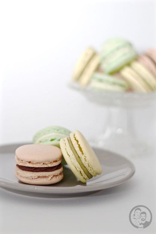 macarons 8 | Zur Hochzeit von unseren Freunden Markus und Eric, haben wir einmal wieder Macarons gebacken. Und ganz ehrlich, obwohl wir uns nach&nbsp;unseren allerersten Macarons gefragt hatten, "Warum sagen alle, dass das so schwierig ist?", hatten wir jedes Mal unsere Problemchen, diese leckeren kleinen Dinger so hinzubekommen, wie beim ersten Mal.
