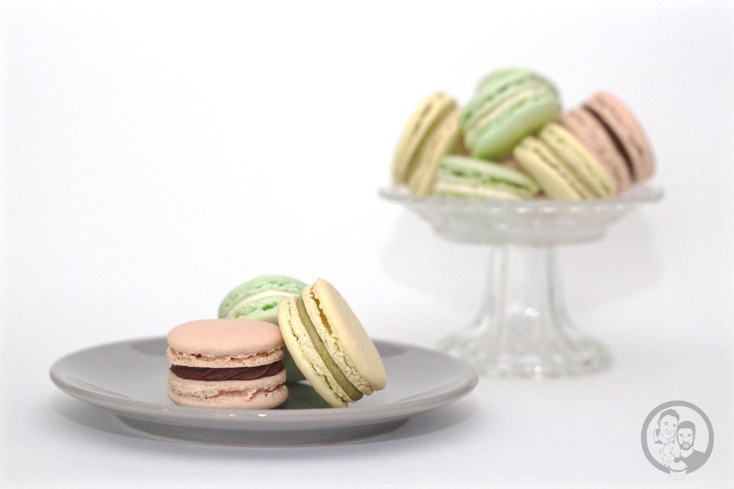 macarons | Zur Hochzeit von unseren Freunden Markus und Eric, haben wir einmal wieder Macarons gebacken. Und ganz ehrlich, obwohl wir uns nach&nbsp;unseren allerersten Macarons gefragt hatten, "Warum sagen alle, dass das so schwierig ist?", hatten wir jedes Mal unsere Problemchen, diese leckeren kleinen Dinger so hinzubekommen, wie beim ersten Mal.
