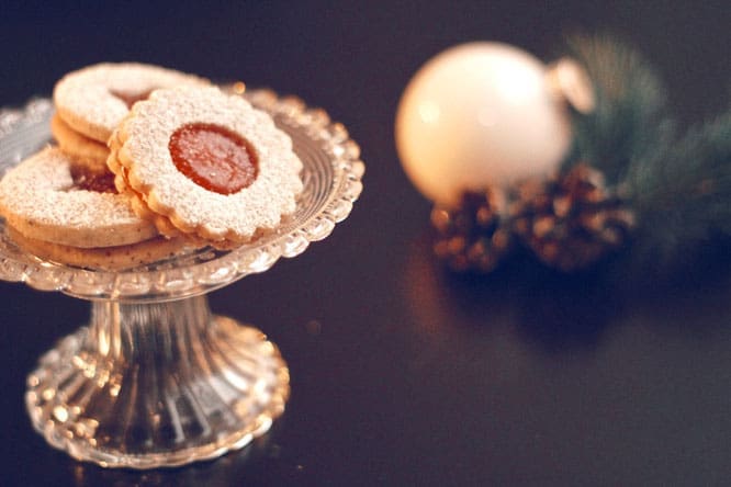 spitzbuben 0 | Nun könnt ihr sie süßen Spitzbuben sofort verdrücken oder bis zum Weihnachtsabend in einer Dose lagern.
