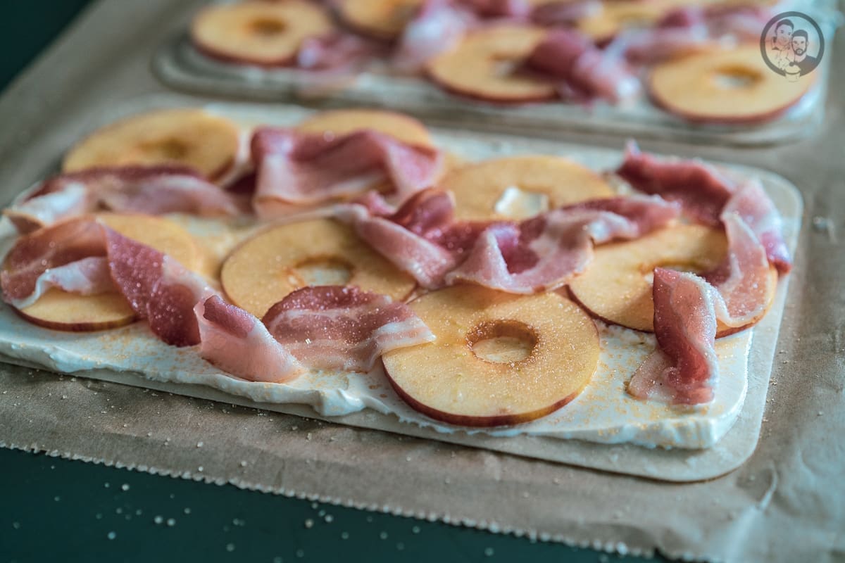 Apfel-Speck Flammkuchen | Der süß-Herzhafte Snack für den Herbst 1 Flammkuchen roh belegt