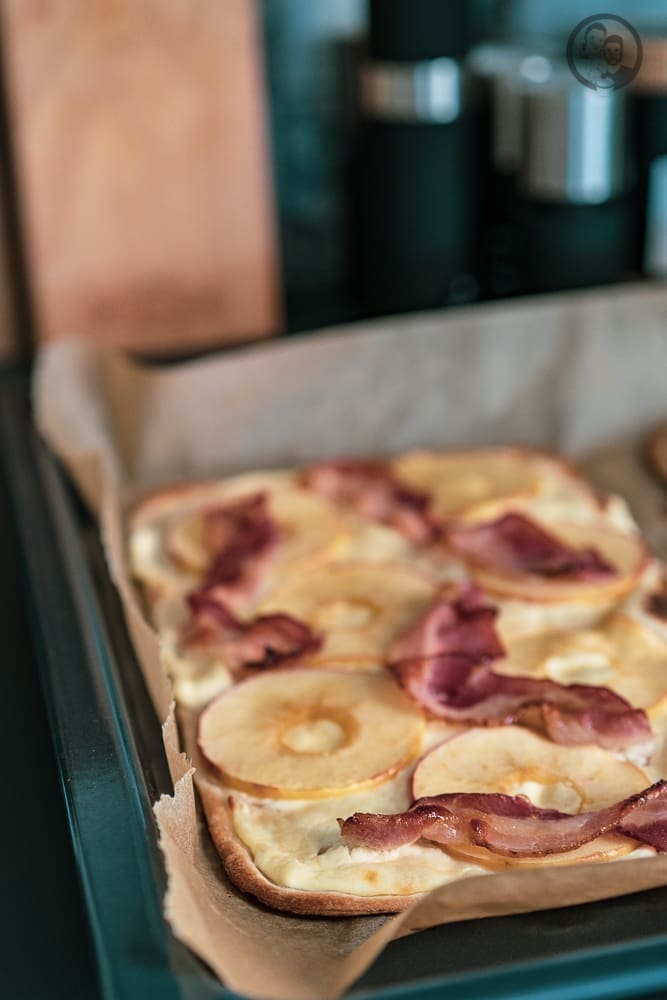 Apfel-Speck Flammkuchen | Der süß-Herzhafte Snack für den Herbst 7 Fertig gebacken