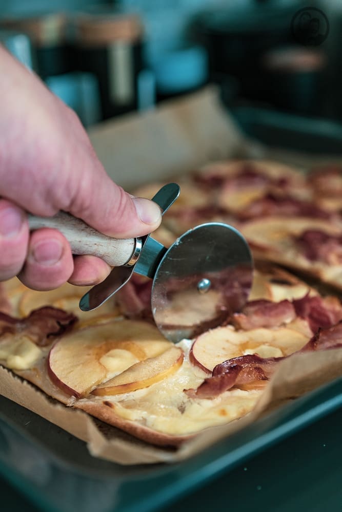 Apfel-Speck Flammkuchen | Der süß-Herzhafte Snack für den Herbst 5 Pizza Schneider