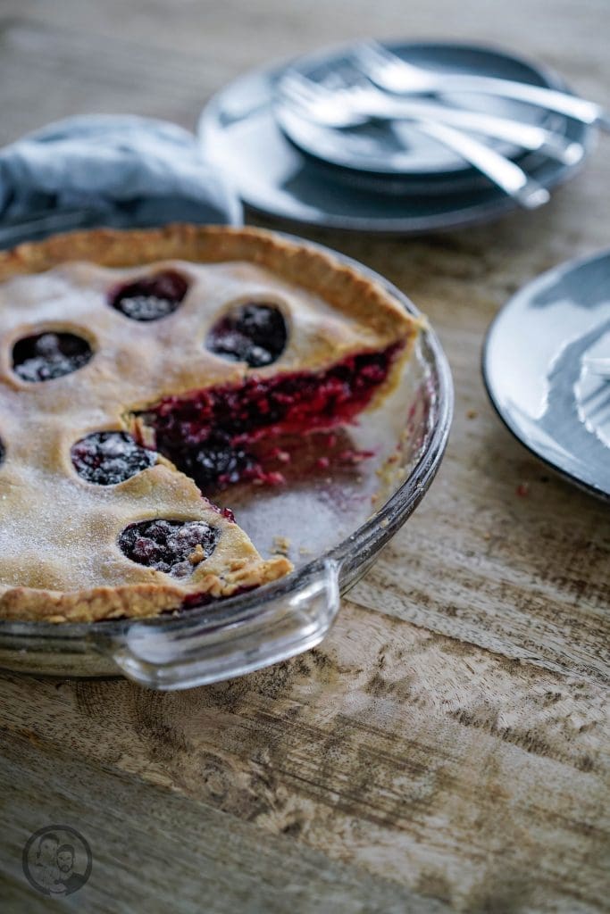 Berry Pie 4 | Momentan sieht man überall wunderbar leckere, bunte und saftige Beeren! Eine Schüssel voll leckerer Johannisbeeren von Torstens Mama war der Grund für das kleine Revival eines absoluten Kuchenlieblings von uns, den wir aber schon viel zu lange nicht mehr zubereitet haben - einen Pie! Da das gute Stück picke packe voll mit Beeren aller Art ist, heißt es bei uns Berry Pie.