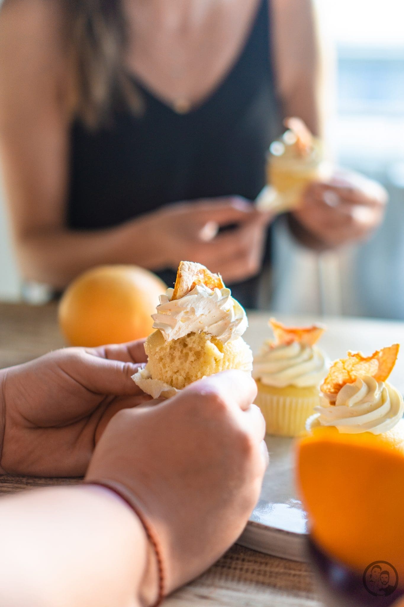 Grapefruit Cupcakes 6 Cupcake wird ausgepackt