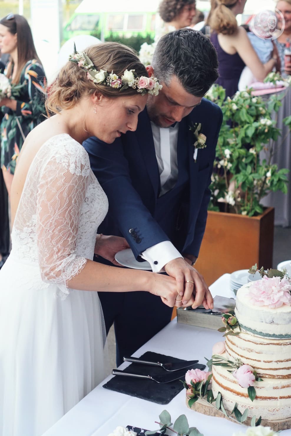Projekt: Hochzeitstorte 3 Projekt Hochzeitstorte 10 | Schon vor fast 1 Jahr haben uns die liebe Jana und meine engster Arbeitskollege Joschka gefragt, ob wir für ihre Hochzeit in diesem Mai die Hochzeitstorte backen könnten. Für uns ist solch eine Frage immer ein Hin und Her, denn wir sind zum einen überhaupt keine Fans von Fondanttorten. Klar essen wir ganz selten auch gerne mal ein Stück davon, wenn sie gut gebacken sind, aber eine zumachen,ist überhaupt nicht unser Ding. Vor allem Sascha ist dann immer komplett angenervt und würde am Liebsten alles hinschmeissen. Liegt wohl daran, dass ich da einen kleinen Perfektionisten geheiratet habe..!So oder so ... das „Projekt: Hochzeitstorte“ war wohl oder übel geboren.