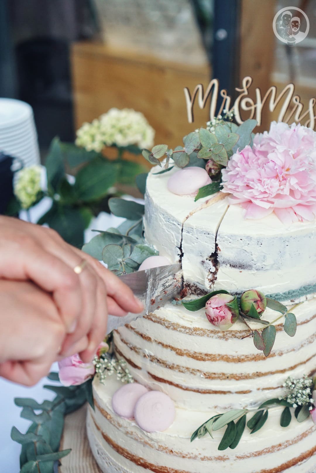 Projekt: Hochzeitstorte 4 Das Paar schneidet die Torte an