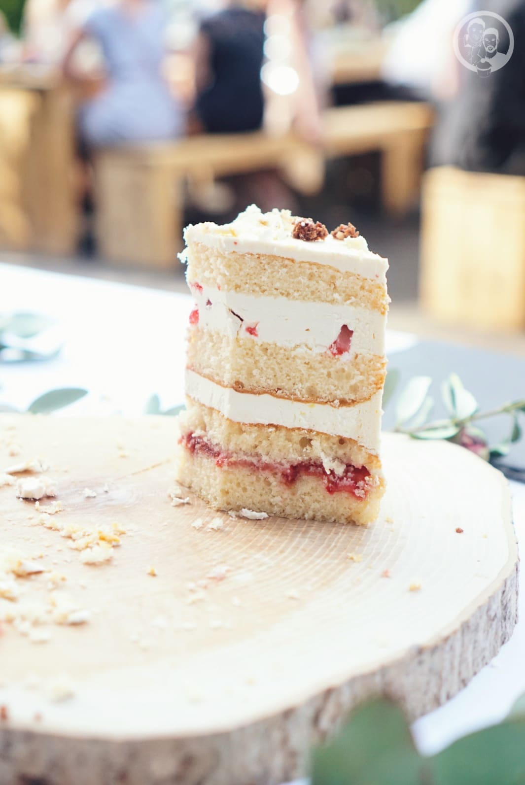 Projekt: Hochzeitstorte 7 Projekt Hochzeitstorte 14 | Schon vor fast 1 Jahr haben uns die liebe Jana und meine engster Arbeitskollege Joschka gefragt, ob wir für ihre Hochzeit in diesem Mai die Hochzeitstorte backen könnten. Für uns ist solch eine Frage immer ein Hin und Her, denn wir sind zum einen überhaupt keine Fans von Fondanttorten. Klar essen wir ganz selten auch gerne mal ein Stück davon, wenn sie gut gebacken sind, aber eine zumachen,ist überhaupt nicht unser Ding. Vor allem Sascha ist dann immer komplett angenervt und würde am Liebsten alles hinschmeissen. Liegt wohl daran, dass ich da einen kleinen Perfektionisten geheiratet habe..!So oder so ... das „Projekt: Hochzeitstorte“ war wohl oder übel geboren.