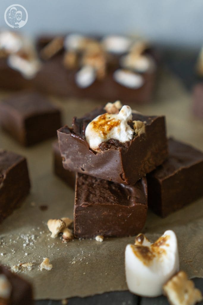 Chocolate Fudge 3 mW Chocolate Fudge 1 | Es geht in die nächste Runde unserer Food.Blog.Friends. zusammen mit Gernekochen und Hattgekocht. Das Thema ist "Amerikanische Küche" und wir haben euch ja schon unsere Bagel gezeigt. Wir wollten aber auf jeden Fall auch etwas Süßes machen, denn da haben die Amis so einige "Sauereien" auf Lager. Also wurde es Zeit für ein lange aufgeschobenes Rezept, das wir in Boston von 2 Jahren so unfassbar gefeiert haben. Also haben wir Chocolate Fudge gemacht!!